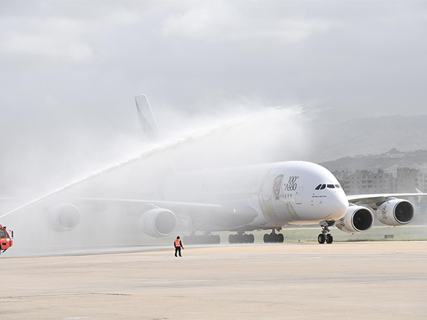 طائرة الإمارات الإيرباص A380 تهبط في بيروت